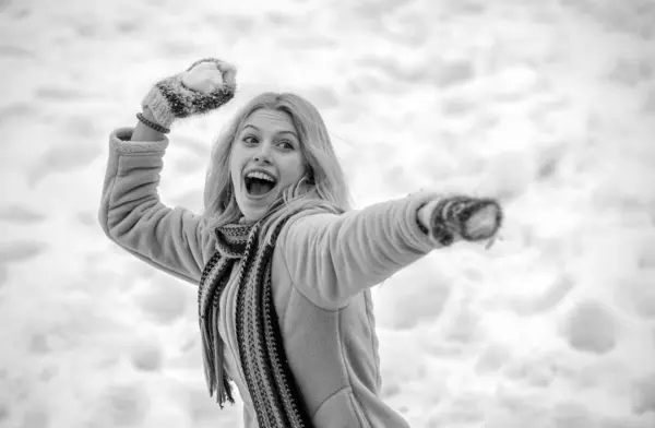 冬天的女孩 可爱有趣的年轻女子在户外享受第一场雪 一个快乐的女人在冬天的画像 快乐的女孩在外面 — 图库照片