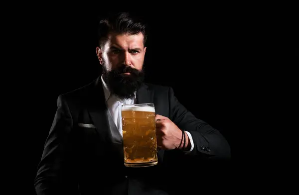 啤酒酒馆和酒吧 男人拿着一大杯啤酒 快乐的酿酒师举杯喝啤酒 — 图库照片