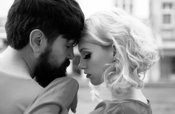 Amor Beso Una Pareja Romántica Saliendo Pareja Joven Enamorada Abrazándose — Foto de Stock