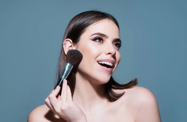 Aantrekkelijke Make Vrouw Met Blusher Borstel Cosmetica Product — Stockfoto
