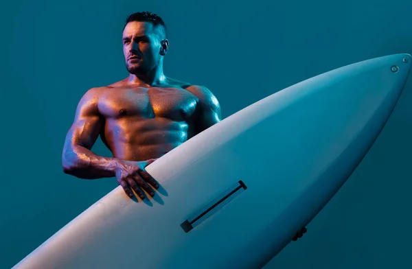 Een Man Het Strand Met Surfplank Een Jonge Surfer Met — Stockfoto