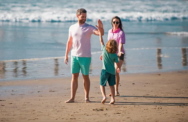 Passeggiata Famiglia Lungo Spiaggia Genitori Felici Con Bambino Che Gioca — Foto Stock