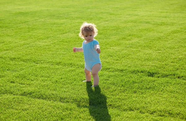 Adorable Baby Boy Outdoors Posing Green Grass Healthy Child — Stock Photo, Image