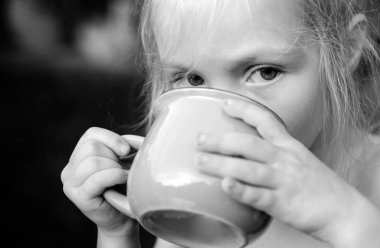 İçki molası. Bir şey içen kız. - Su. Mutlu bir çocukluk. Çocuk bakımı