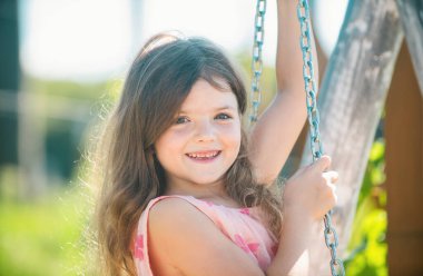 Gülümseyen ve gülen çocuklar yakın plan çekimde. Mutlu çocuk, yaz yeşili arka planda rahatla