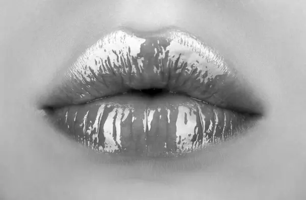 Bibir Wanita Seksi Dengan Lipstik Merah Muda Wanita Sensual Membuka — Stok Foto