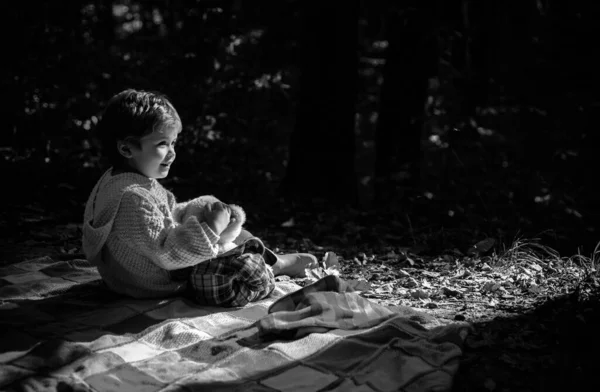 秋の自然の中でセーターでかわいい子供 — ストック写真