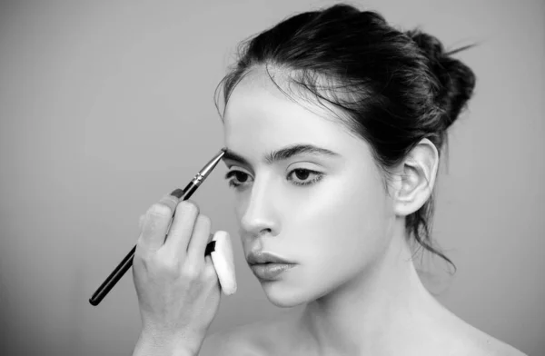 Beautiful Young Woman Getting Eyebrow Make Artist Applying Eyeshadow Her — Stock Photo, Image