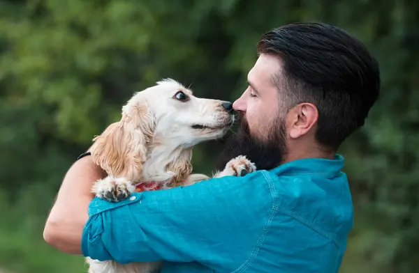 Männerkynologe Hundepark Kerl Mit Labrador Draußen Rüde Mit Welpe — Stockfoto