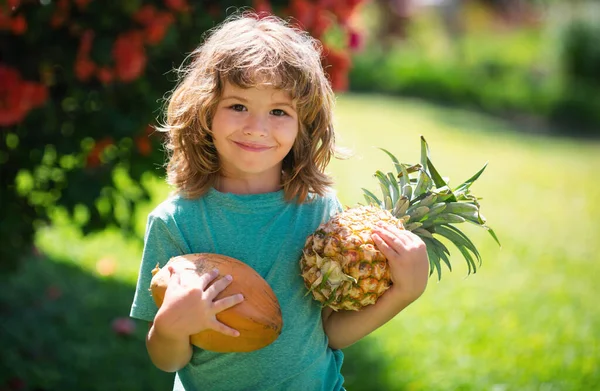 Dítě Ananasem Kokosem Kluk Tropickým Ovocem Exotická Dovolená Ovoce Pro — Stock fotografie