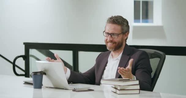 Ofis Çalışanı Sohbeti Görüntülü Arama Adamı Modern Ofiste Bilgisayarla Görüntülü — Stok video