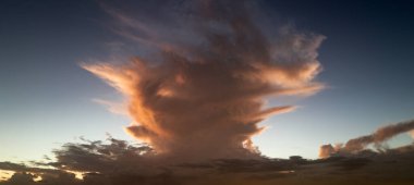 Panoramik gündoğumu ya da bulutlu günbatımı. Günbatımında Günbatımında Günbatımında Gökyüzü. Bulut Doğa Gökyüzü Arkaplanı. Gökyüzü Gündoğumu, alacakaranlık bulutları