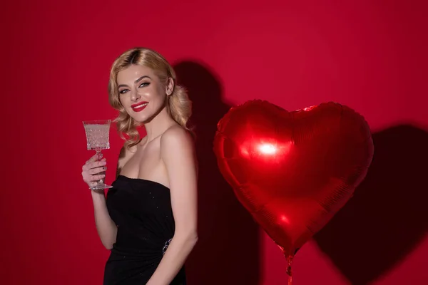 Genç Güzel Seksi Kadın Şampanya Içiyor Sevgililer Günü Aşk Kalbi — Stok fotoğraf