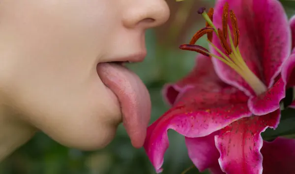Língua Sensual Lamber Orquídea Sexy Boca Mulher Com Língua Saliente — Fotografia de Stock