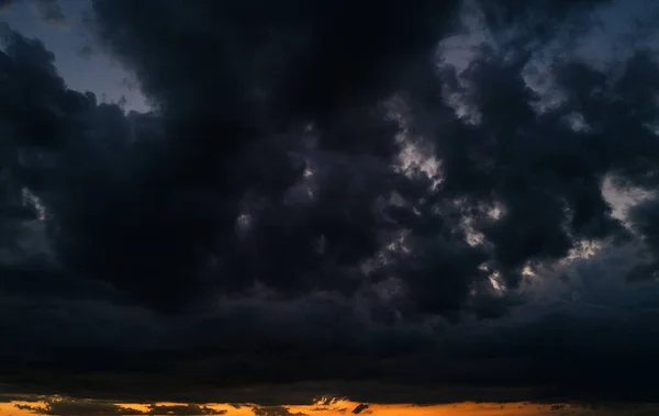 トロピカルサンセット 雲のある美しい夕日空 オレンジサンセット 空に暗い雲 嵐の前の暗い雲の背景 劇的な雲 黙示録的な空 暗い雲 オーバーキャスト スカイ — ストック写真
