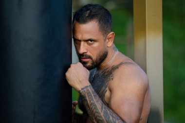 Adam sokak çetesi, sosyal sorun. Açık havada boks. Gangster, Kızgın Adam şehir sokaklarında boks yapıyor. Tehlikeli agresif boksör. Suç şehri. Tehlikeli Amerikan bölgesi. Saldırgan boksör.