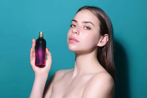 Perfume Bottle Woman Spray Aroma Perfume Woman Holding Perfumes Bottle — Stock Photo, Image