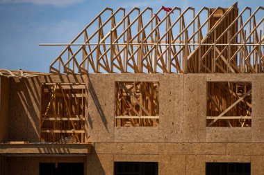 ABD 'de Timber Frame House. Amerikan Kereste Çerçevesi. Yeni Kereste Çerçeve İnşaat iskelet iskeleti ahşap malzeme. Tahta kereste iskelet yapı evi.