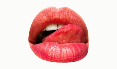 Kırmızı dudak yalayan dudaklı bir kadının ağzını kapat. Ağız, seksi dil.