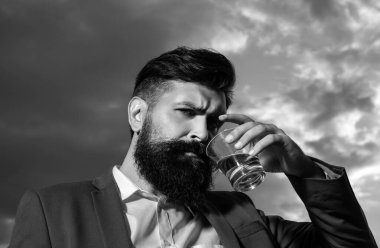 Yakışıklı adam konyak, viski, viski, viski ve konyak içiyor.