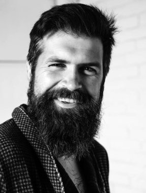 Sakallı adam. Yüzü gülen adam ya da banyo kıyafetleri. Uzayı kopyala Sabah ve duş konsepti. İyi sabahlar. Sabah ve erkeklik kavramı