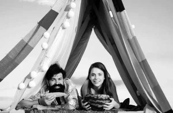 一对夫妇在一个帐篷 露营的情人 浪漫夫妻吃西瓜和玉米 — 图库照片