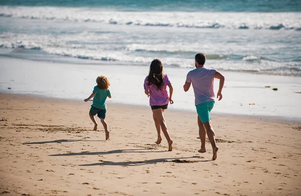 Happy Young Family Run Jump Summer Beach Child Parents Running — Stock Photo, Image