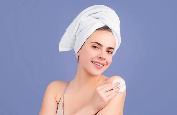 Mujer Joven Con Cara Tranquila Disfruta Los Procedimientos Baño Toalla — Foto de Stock