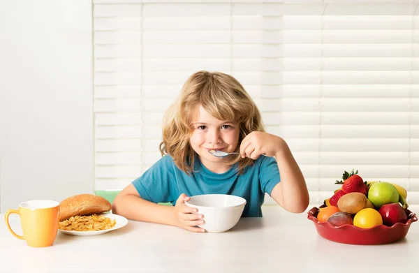 Enfant Pré Adolescent Garçon Ans Mangeant Des Légumes Sains Petit — Photo