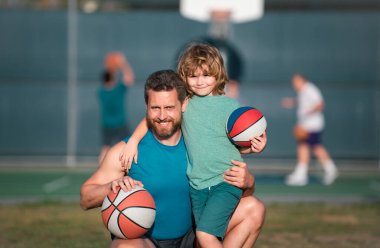 Basketbol oynayan baba ve oğul portresi