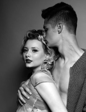 Stüdyoda poz veren genç mutlu çift. Tutku ve şehvetli dokunuş. Seni seviyorum. Genç adam ve kadın kucaklaşıyorlar. Güzel, tutkulu bir çift. Sevgililer Günü. Aile çifti ve seksi kız. Şehvet.