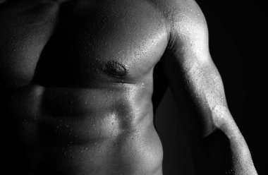 Seksi vücutlu seksi adam. Göğüs, kaslı adamın göğsü. Kaslı bir erkek modelin çıplak gövdesi. Yakından erkek meme ucu.