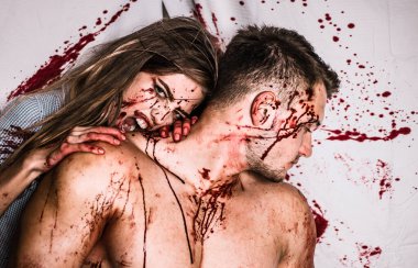 Cadılar Bayramı Zombi birkaç kaslı adam ve yaralar ve kırmızı kanlı kanlı genç kadın. Seksi kadın vampir ısırıkları bir boyun mans. Vampir moda tasarım sahnesi, seksi dişi vampir kız kanlı bir