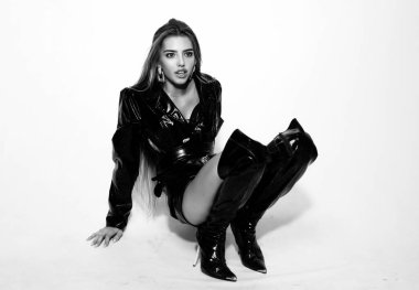 Kadın ikna etmek ve taciz etmek için elini kaldırdı. Cinsel taciz mi? Kadınlara karşı şiddete son. Yüksek siyah çizmeli bir kadın. Hanımım, sapık.