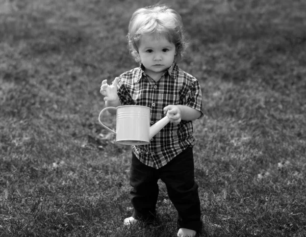 Cute Little Boy Dziecko Podlewania Kwiaty Podlewania Puszki Styl Życia — Zdjęcie stockowe