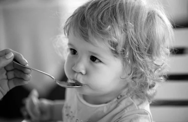 Madre Dando Comida Saludable Adorable Hijo Casa Alimentar Los Niños —  Fotos de Stock