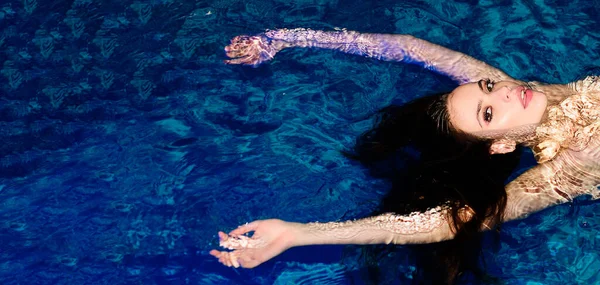 Yüzme Havuzuna Şehvetli Bakışları Olan Güzel Seksi Tutkulu Bir Kadın — Stok fotoğraf