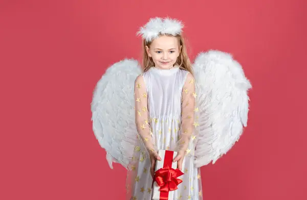 Jonge Engel Met Cadeau Studioportret Een Engeltje Met Witte Vleugels — Stockfoto