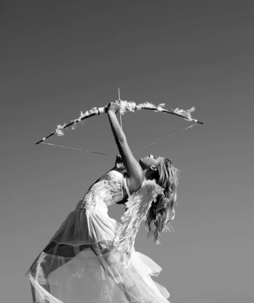 有白色翅膀的性感天使女人丘比特弓和箭 可爱的天使女孩 情人节 — 图库照片