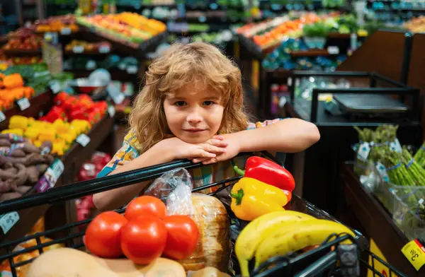 Criança Comprar Fruta Supermercado Miúdo Compra Vegetais Frescos Supermercado Crianças — Fotografia de Stock