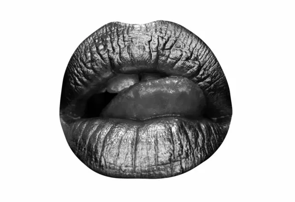 金の唇 口から金泥を塗る メイクアップと女性の口の中に黄金の唇 黄金の金属のための官能的で創造的なデザイン 創造的なアート口紅 白に隔離された — ストック写真