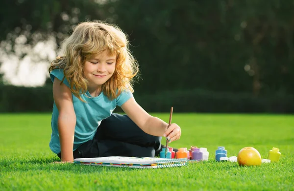 子供の絵の芸術 夏の公園で絵を描く学校の子供たち 小さな画家が屋外で絵を描く — ストック写真