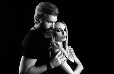 Şehvetli bir çiftin yakın plan portresi. Kucaklaşan ateşli genç çift. İnsanları sevmek