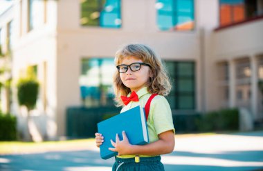 Okula dönelim. Sırt çantalı şirin kız okula eğlenceli bir şekilde gidiyor.