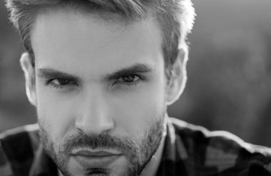 Yakışıklı sakallı adam, yakın plan portre. Hipster görünümü