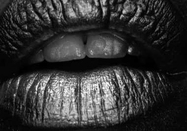 Altın dudaklı makro yakın çekim. Makyaj malzemeleri ve makyaj malzemeleri. Altın ruj ve parlatıcı. Seksi ve şehvetli dudaklar. Altın dudaklar yakın çekim