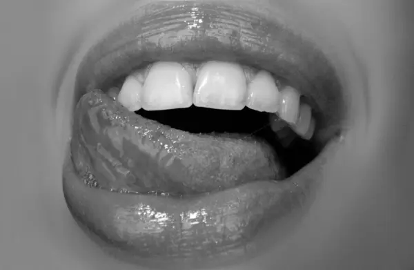 Język Seksowne Kobiece Usta Seksowne Zmysłowe Kobiety Otwierają Usta Zamknij — Zdjęcie stockowe