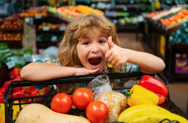 Sprzedaż Konsumpcjonizm Dziecko Podekscytowany Dzieciak Jedzeniem Wózku Sklepowym Spożywczaku Małe — Zdjęcie stockowe