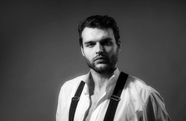 Yakışıklı bir gencin yakın portresi.