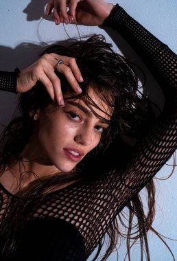 Stüdyoda güzel bir kadın portresi var. Temiz tenli, doğal makyajlı güzel bir kız.